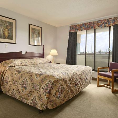 Super 8 By Wyndham Red Deer Hotel Bagian luar foto