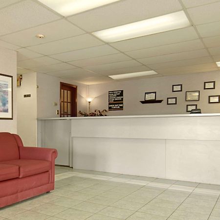 Super 8 By Wyndham Red Deer Hotel Bagian luar foto