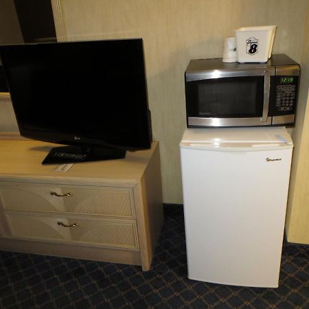 Super 8 By Wyndham Red Deer Hotel Bagian luar foto