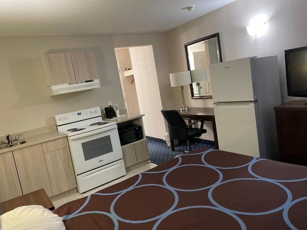 Super 8 By Wyndham Red Deer Hotel Bagian luar foto