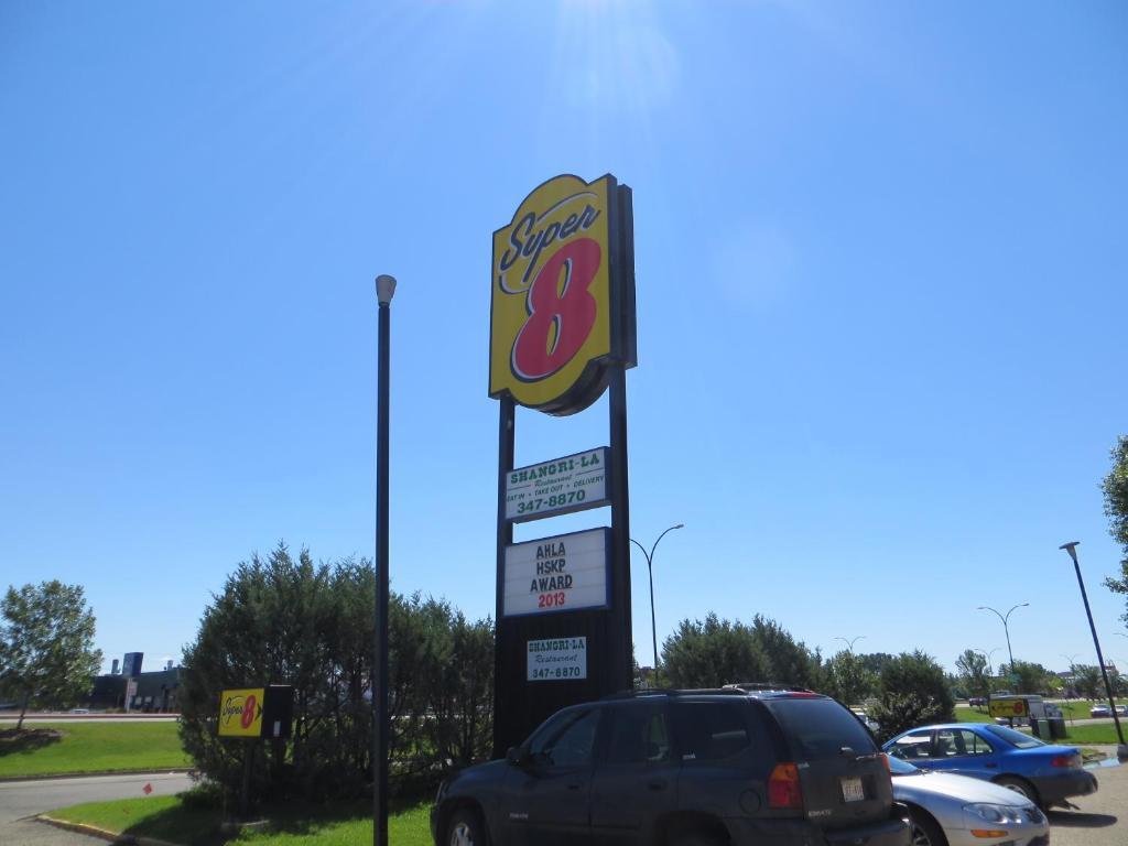 Super 8 By Wyndham Red Deer Hotel Bagian luar foto