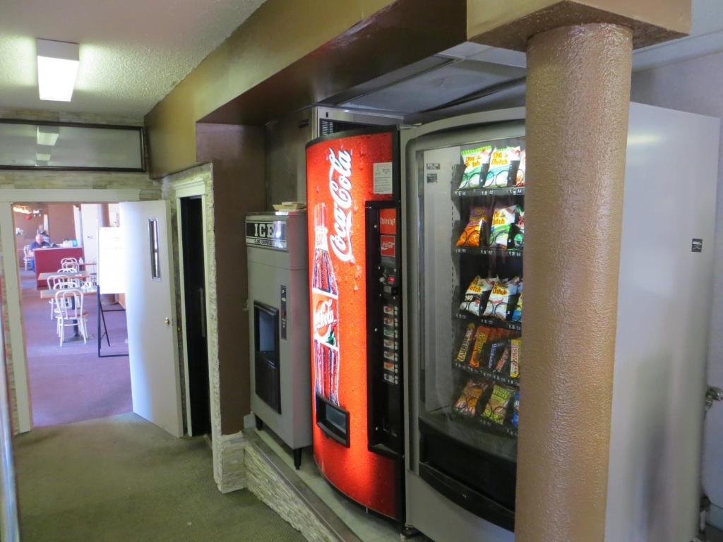 Super 8 By Wyndham Red Deer Hotel Bagian luar foto