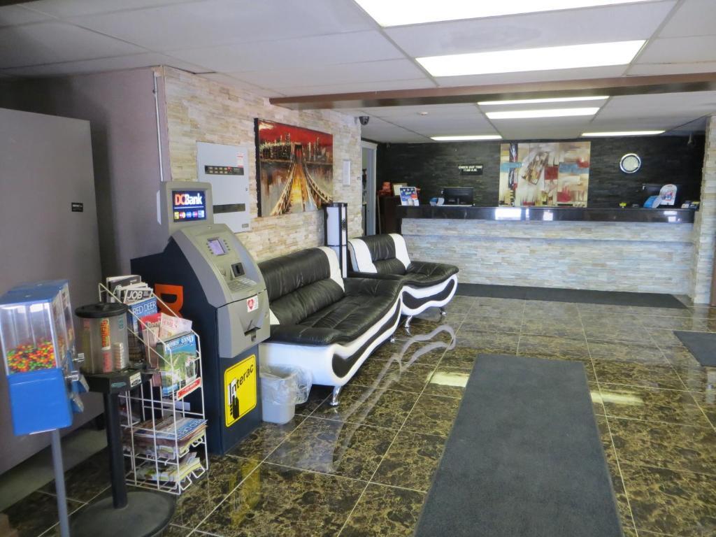 Super 8 By Wyndham Red Deer Hotel Bagian luar foto