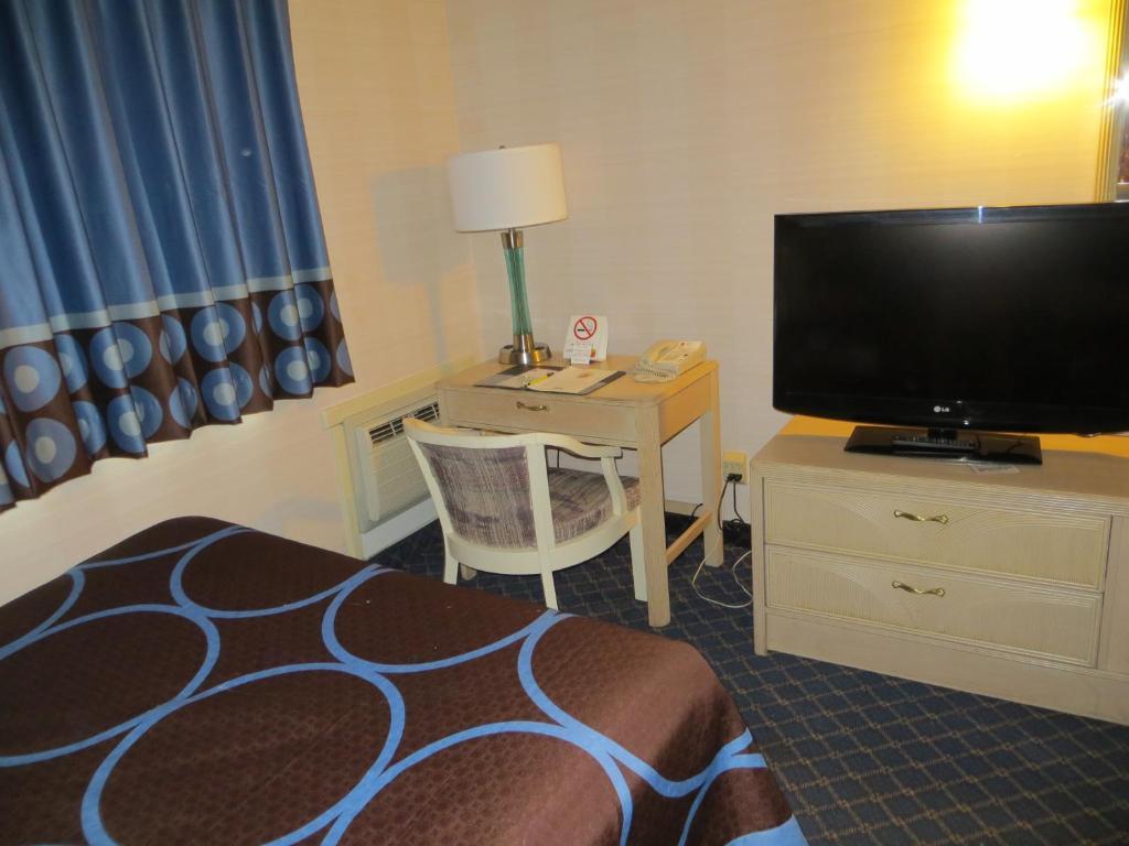 Super 8 By Wyndham Red Deer Hotel Ruang foto