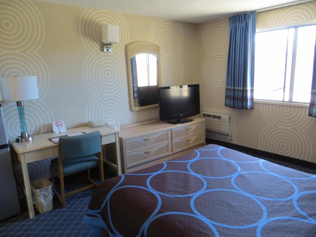 Super 8 By Wyndham Red Deer Hotel Ruang foto