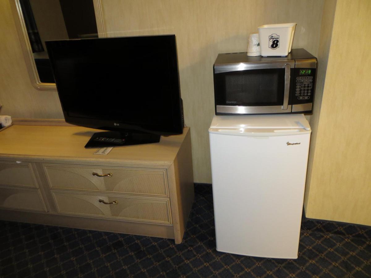 Super 8 By Wyndham Red Deer Hotel Bagian luar foto